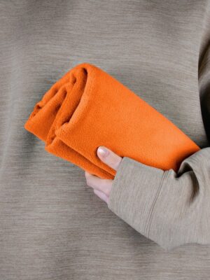 Флисовый плед Warm&Peace, оранжевый — изображение 5