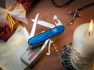 Нож перочинный VICTORINOX Huntsman, 91 мм, 15 функций, полупрозрачный синий — изображение 2