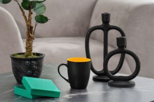 Кружка Bright Tulip, матовая, черная с желтым — изображение 3