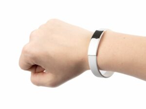 Силиконовый браслет Brisky с металлическим шильдом, белый — изображение 3