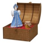 Подарочный набор: кукла фарфоровая, крем-мед, голубой