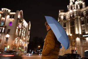 Зонт складной Manifest Color со светоотражающим куполом, синий — изображение 6