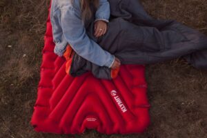 Надувной коврик Insulated Static V Luxe, красный — изображение 6