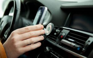 Держатель для смартфона Cooper Auto Wireless с беспроводной зарядкой, черный — изображение 12