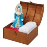 Подарочный набор: кукла фарфоровая, плед флисовый, синий/белый