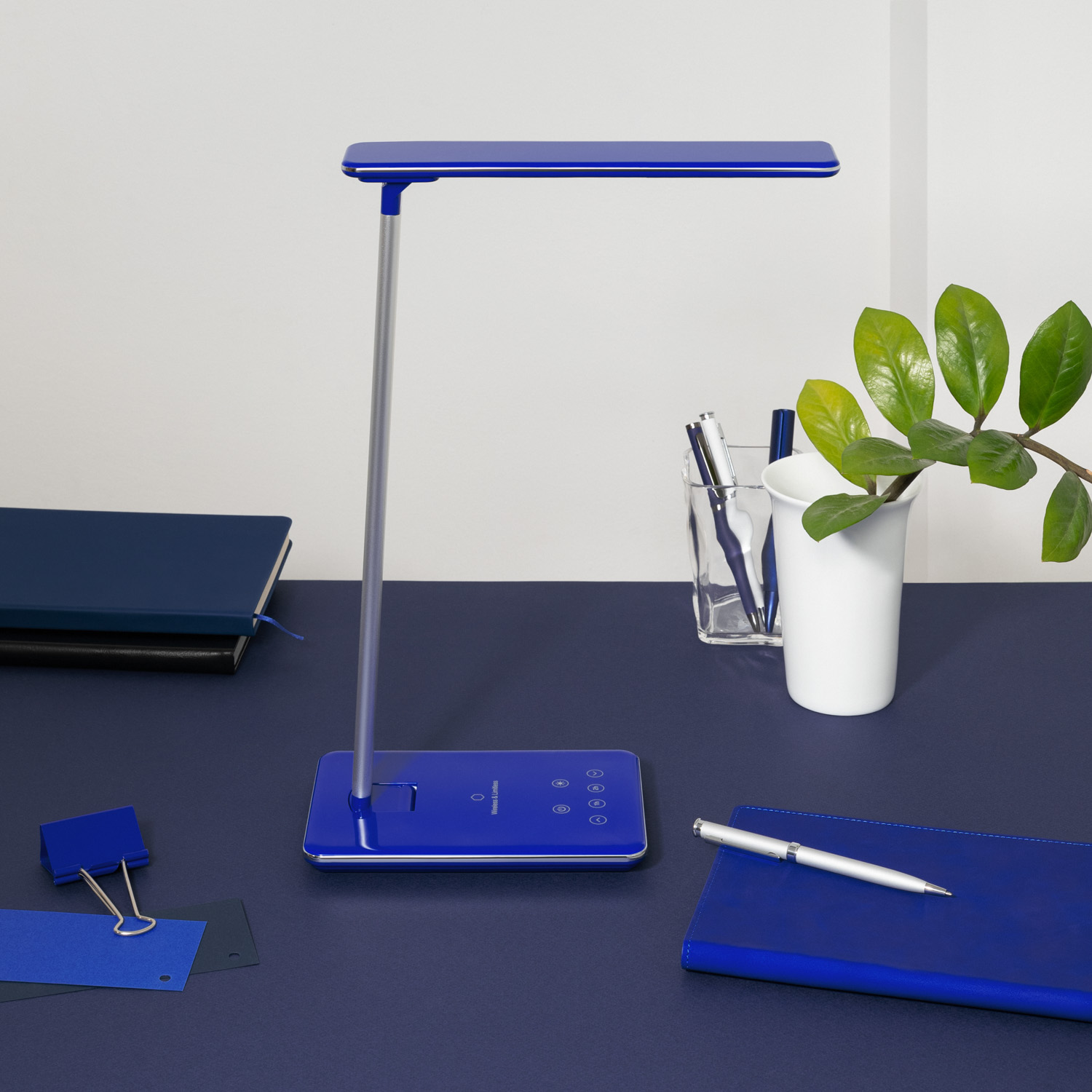 Настольная лампа c беспроводной зарядкой Lumos Ultramarine, синяя — изображение 5
