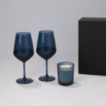 Подарочный набор свеча Enigma + 2 бокала для вина Sapphire в черной коробке