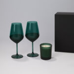 Подарочный набор свеча Enigma + 2 бокала для вина Emerald в черной коробке