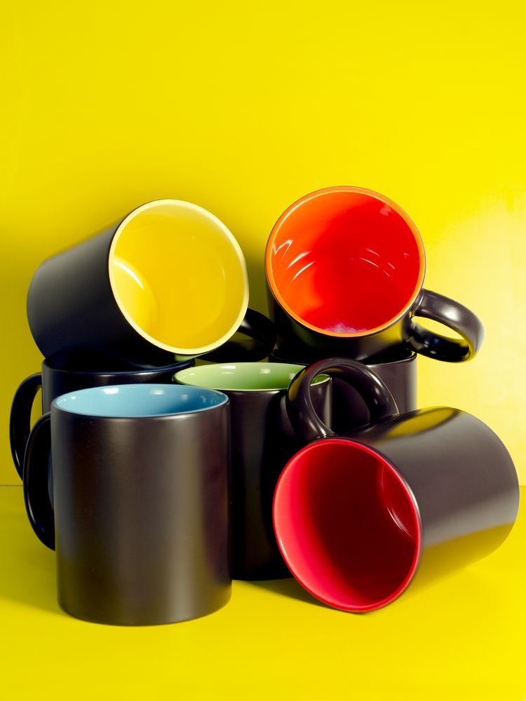 Кружка-хамелеон On Display, матовая, черная с красным — изображение 7