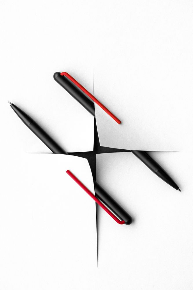 Шариковая ручка GrafeeX в чехле, черная с красным — изображение 3