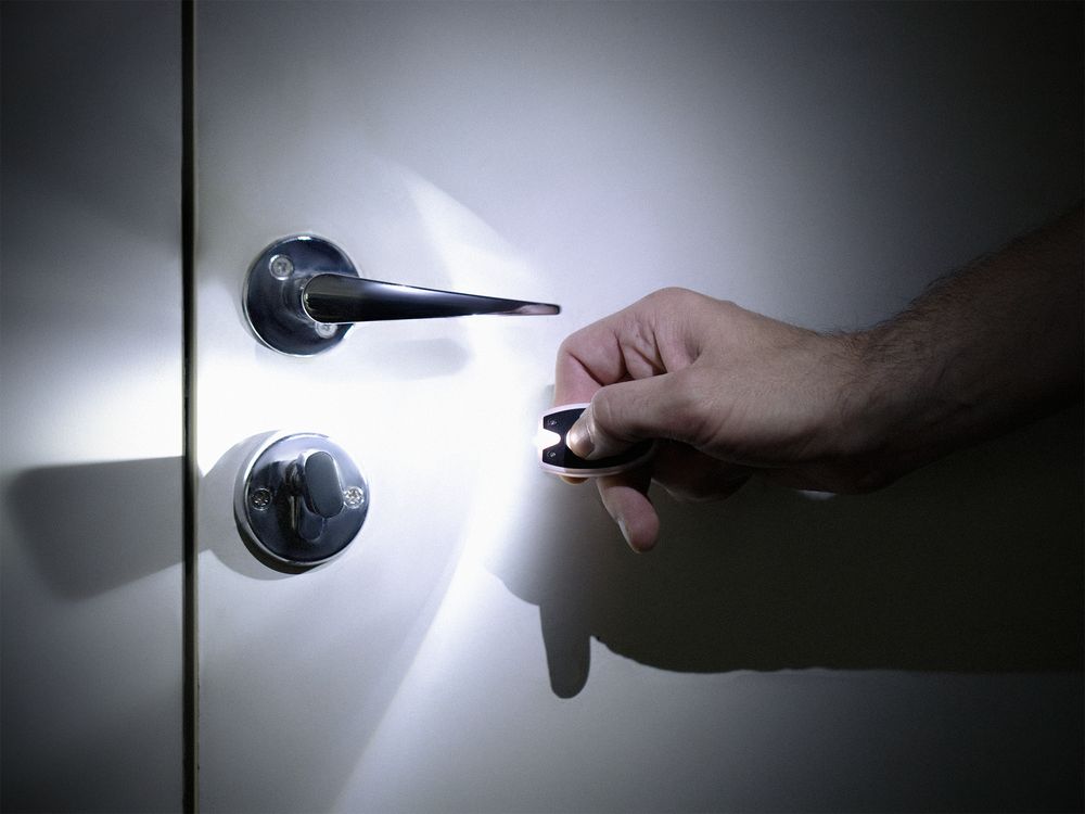 Брелок-фонарик Vivid, ver.2, черный с белым — изображение 4