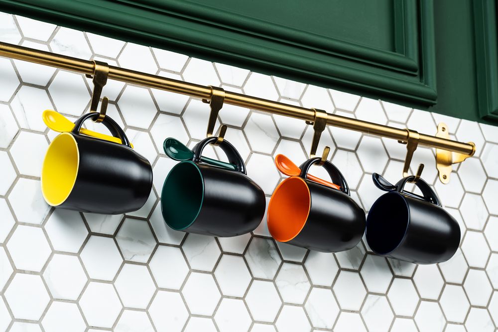 Кружка-хамелеон Melty с ложкой, черная с оранжевым — изображение 6