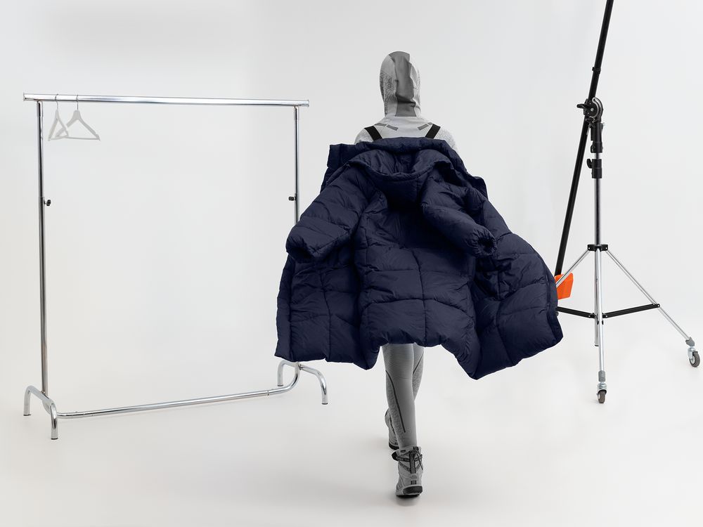 Пуховик унисекс Kapsula, темно-синий — изображение 17