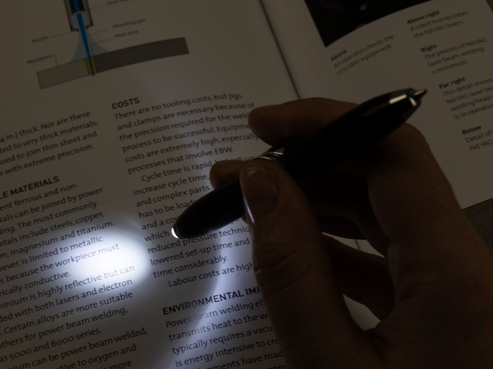 Ручка-спиннер Flipen с фонариком, черная — изображение 6