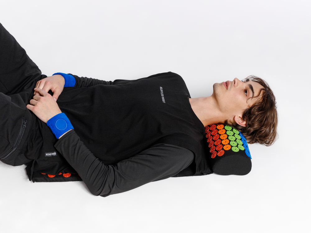 Массажный акупунктурный коврик с валиком Iglu, разноцветный — изображение 8