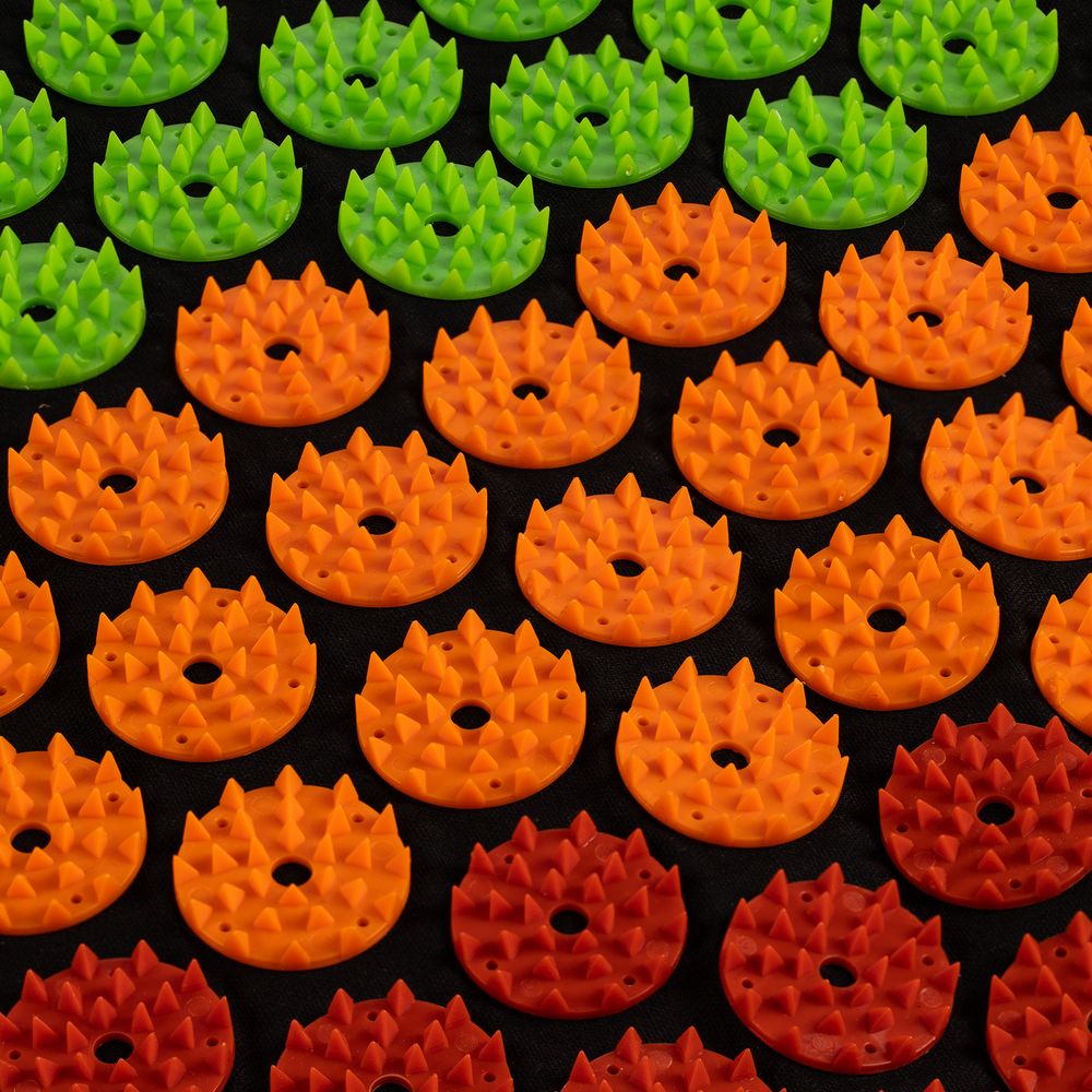 Массажный акупунктурный коврик с валиком Iglu, разноцветный — изображение 6