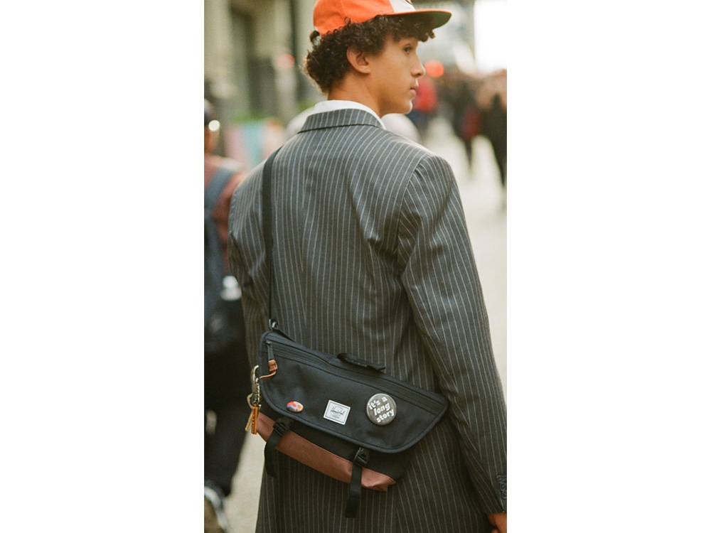 Сумка-мессенджер Herschel Cove из переработанного материала 22,5 л - сплошной черный — изображение 4