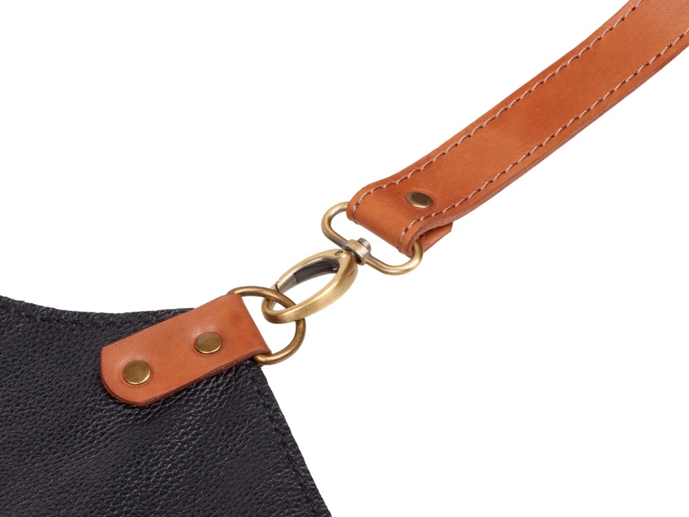 Фартук из натуральной кожи флотер Материал: натуральная кожа КРС, цвет фартука: черный, цвет ремней: светлый бук, фурнитура из металлического сплава ЦАМ, цвет фурнитуры: антик, размер универсальный — изображение 9