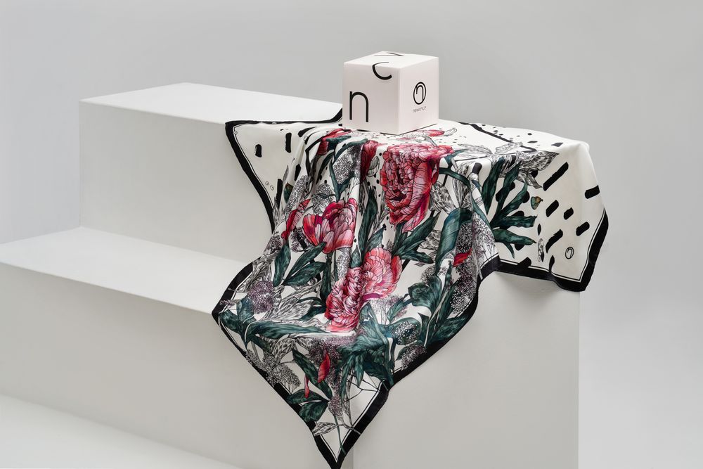 Платок шелковый Delicate, пионы — изображение 6