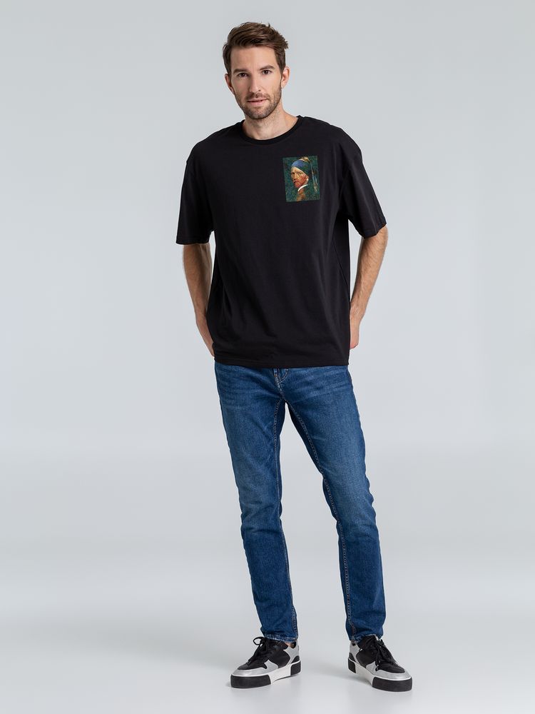 Футболка оверсайз «Мужчина с жемчужной сережкой», черная — изображение 2
