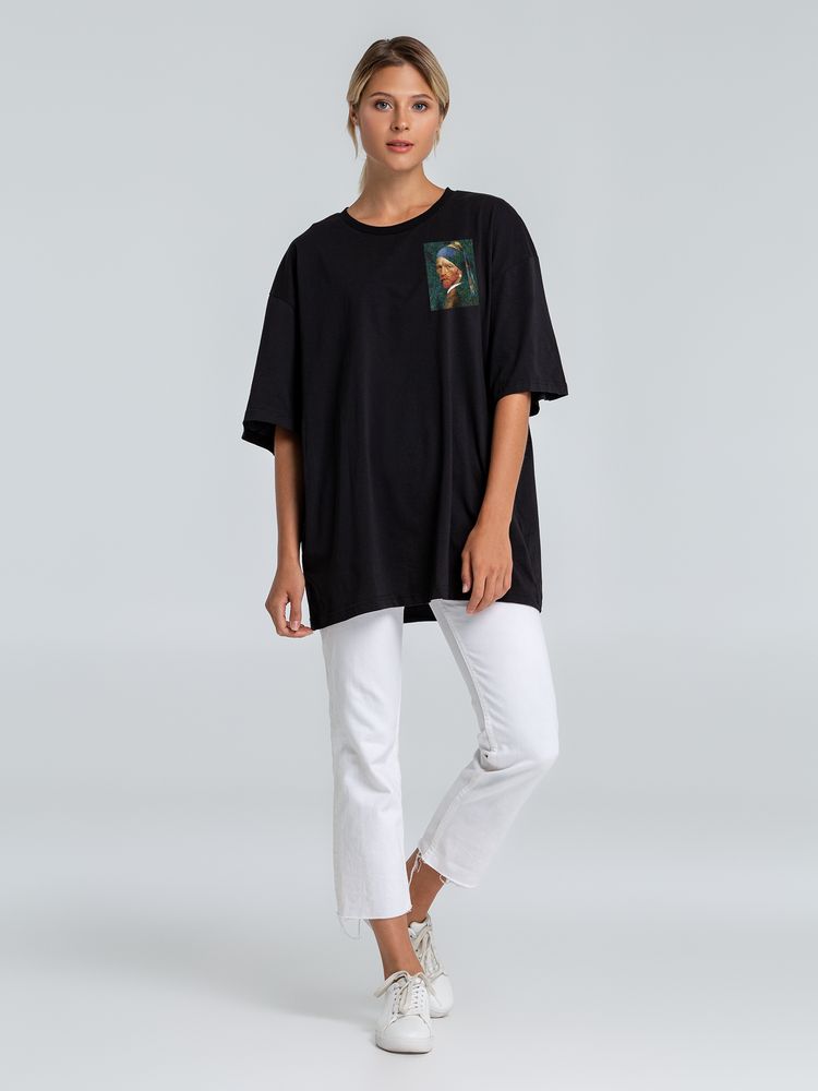 Футболка оверсайз «Мужчина с жемчужной сережкой», черная — изображение 4