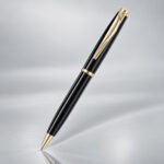 Ручка шариковая Pierre Cardin коллекция ГАММА КЛАССИКА (GAMME CLASSIC). Корпус - латунь с лакированным покрытием. Отделка и детали дизайна - сталь с позолотой. Цвет - черный. Упаковка E.