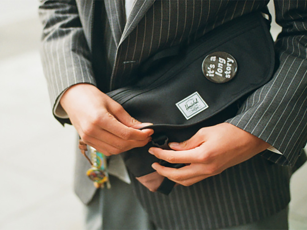 Сумка-мессенджер Herschel Cove из переработанного материала 22,5 л - сплошной черный — изображение 5