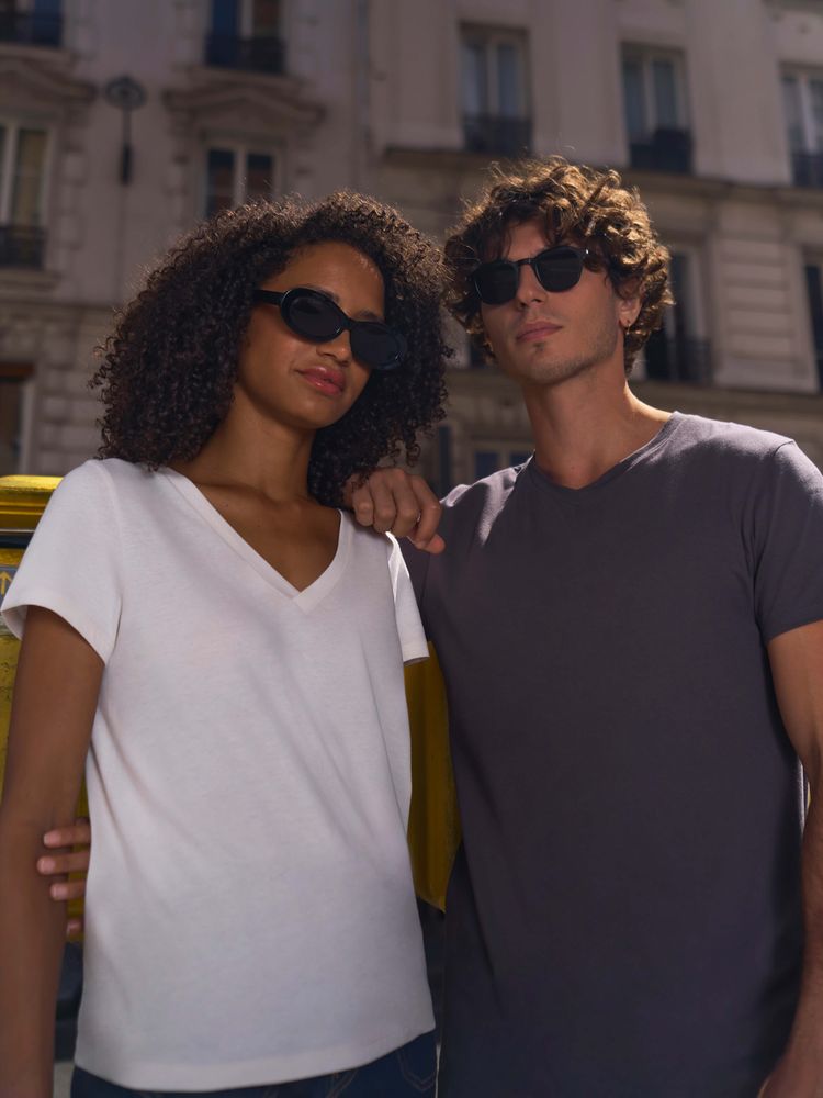 Футболка унисекс Regent с V-образным вырезом, черная — изображение 8